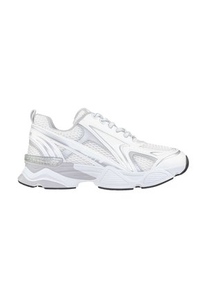 Scarpe da ginnastica bianche con tomaia in rete e accenti sintetici. Presentano sovrapposizioni testurizzate, punta arrotondata e suola in gomma con design per la trazione.