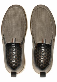 Zapatillas slip-on de malla gris con una plantilla de patrón de panal, acentuadas con detalles en marrón y la marca. Suela blanda para mayor comodidad.