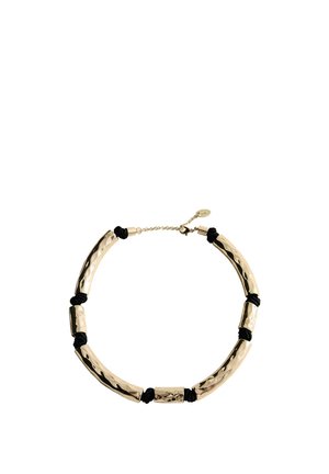 Mărgele metalice curbate de nuanță aurie, legate prin noduri negre, formează un colier choker cu închizătoare reglabilă din lanț.