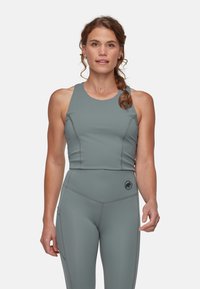 Cropped top sportivo grigio con scollatura rotonda e bretelle larghe, abbinato a leggings a vita alta con cuciture a contrasto e logo.