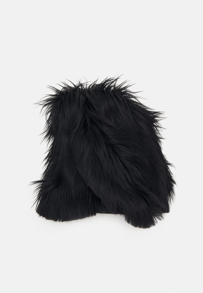 Μαύρο αξεσουάρ από ψεύτικη γούνα με μακριές, άγριες ίνες, στρογγυλό σχήμα και άνισες υφές, δημιουργώντας μια ογκώδη εμφάνιση.