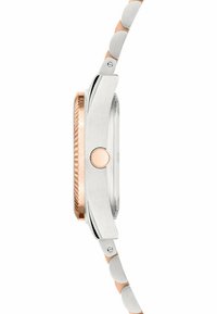 Roestvrijstalen horloge met roségouden accenten, een gestructureerde lunette, helder glas en een flexibele band met afwisselende metalen schakels.