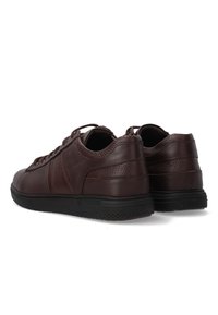 Braune Ledersneaker mit strukturierten Akzenten, Gummisohlen und Schnürdesign. Verfügt über glatte und genoppte Oberflächen für einen Kontrast.
