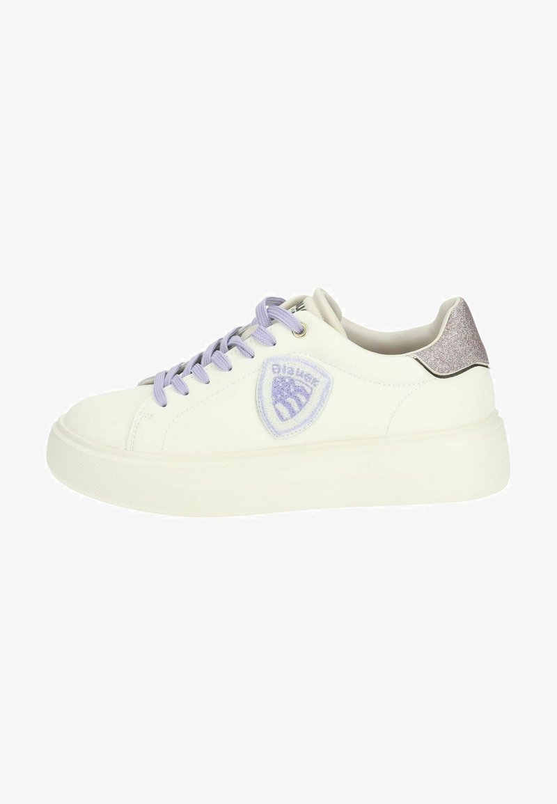Weiße Leder-Sneaker mit runder Zehenpartie, lila Schnürsenkeln und einem Wappenlogo. Silberner Glitzerakzent an der Ferse. Gummisohle.