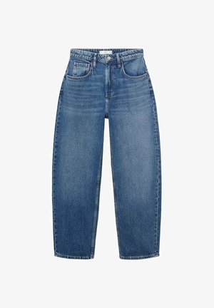 Blauwe high-waist denim jeans met rechte pijpen, vooraan knoop, rits, riemlussen en vijf zakken op een witte achtergrond.