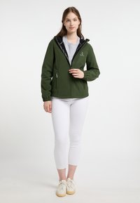 Grøn zip-up jakke med sort hætte og foring, med elastiske manchetter, to frontlommer og logo detaljer på brystet.