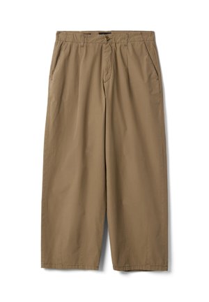 Pantaloni kaki leggeri a gamba larga con passanti per cintura, tasche laterali, chiusura con bottoni e cerniera, mostrati distesi su sfondo bianco.
