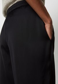 Marc O'Polo WEITE AUS LEICHT ELASTISCHER  - Stoffhose - black