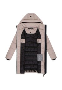Beige gewatteerde winterjas met capuchon, zwarte binnenvoering en zichtbaar merkteken "Marikoo" op de binnenkant van de rug en onderrand.