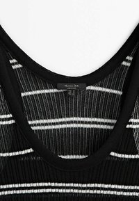 Débardeur à rayures noires et blanches avec une texture côtelée et un large col. Contient une étiquette noire avec l'inscription "Massimo Dutti" et les détails de la taille.
