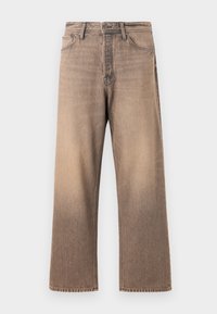 Jean large en dégradé marron, arborant un design classique à cinq poches, des passants de ceinture et des coutures contrastées sur une texture en denim lisse.