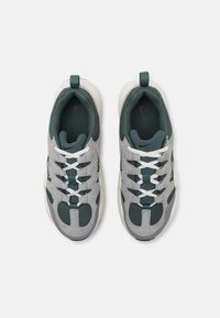 Nike Sportswear TECH HERA - Sapatilhas - light smoke grey/dark smoke grey/vintage green/sail
