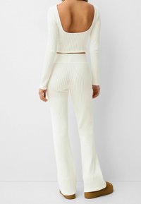 Bershka Strickpullover - white
