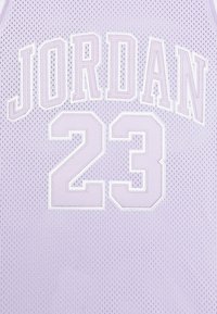 Fialový síťovaný basketbalový dres s bílou výšivkou "JORDAN" nad číslem "23", s prodyšnou texturou a sportovním designem.