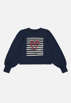 Sweat-shirt bleu marine à manches bouffantes longues, avec des rayures blanches horizontales et un graphique représentant un cœur rouge, le texte indique "Vis comme la mer."