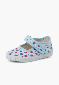 Chaussure pour tout-petit bleu clair avec un motif de fraises, une seule bride en Velcro et une semelle en caoutchouc blanche texturée.