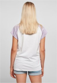 Urban Classics CONTRAST RAGLAN - Trükipildiga T-särk - white lilac