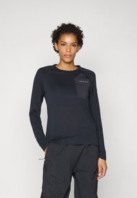 Camicia a maniche lunghe blu navy con finitura testurizzata, collo a giro e tasca sul petto con zip. Realizzata in tessuto leggero e traspirante.