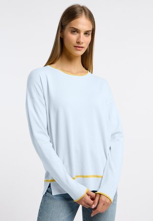 Lichtblauwe lange mouwen trui met gele accenten bij de halslijn en zoom, met een relaxte pasvorm en zachte textuur.