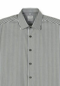 Gestreiftes Hemd in Grau und Weiß mit Haifischkragen, schlankem Schnitt, sieben schwarzen Knöpfen und einer strukturierten Stoffoberfläche.