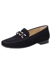 Schwarze Wildleder-Loafer mit dekorativer silberner Schnalle, gesteppten Details entlang der Kante, niedrigem Absatz und glattem Innenfutter.