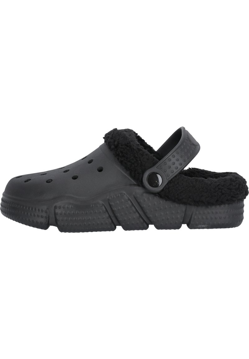 Chaussure de style sabot noir avec une doublure noire duveteuse, des trous de ventilation sur les côtés et une sangle arrière ajustable. Semelle texturée et ferme avec des zones surélevées.