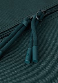 Lacoste ROLL BAG UNISEX - Ranac - sinople