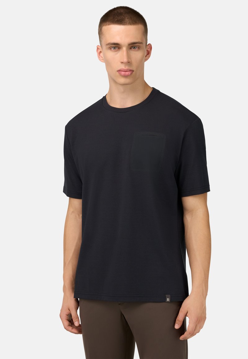 T-shirt nero a maniche corte, con scollatura rotonda, dotato di taschino sul petto e una texture liscia. Etichetta con logo sull'orlo.