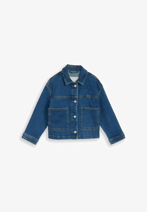 Blauwe spijkerjack met knoopsluiting, twee voorzakken, lange mouwen en een klassieke kraag, plat uitgespreid op een witte achtergrond.