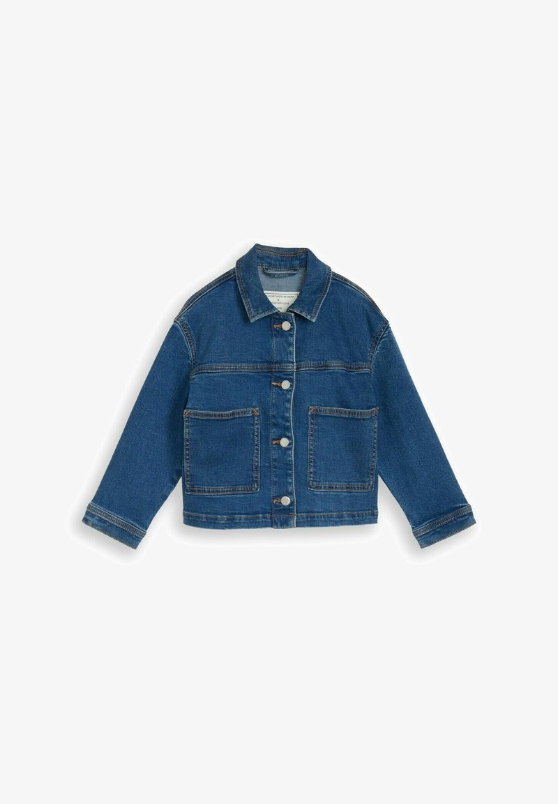 Blaue Jeansjacke mit Knopfverschluss, zwei aufgesetzten Fronttaschen, langen Ärmeln und klassischem Kragen, flach auf einem weißen Hintergrund liegend.