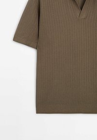 Haut court en maille de couleur marron clair avec un design en V et une texture côtelée. Comprend une coupe décontractée et un tissu doux.