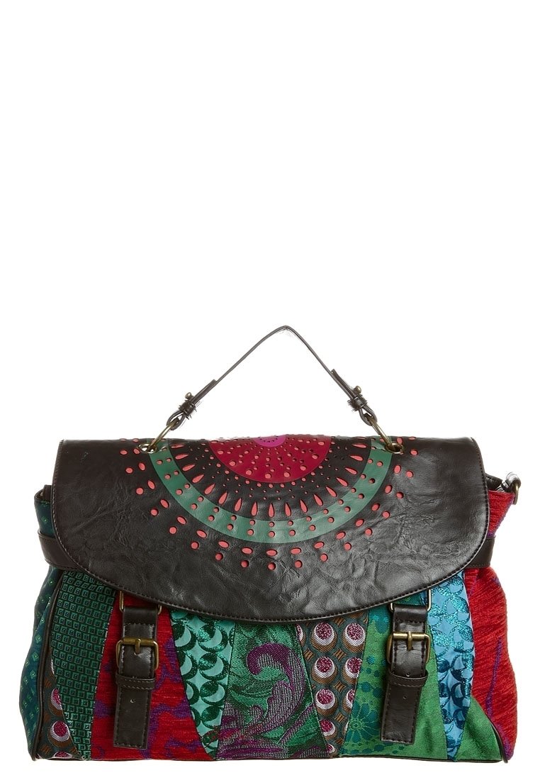 Sac à main patchwork multicolore avec un rabat marron foncé présentant des découpes circulaires et une seule poignée supérieure.