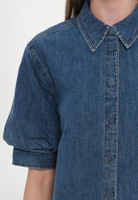 FRAME THE PLAY DRESS - Rochie din denim - blue denim