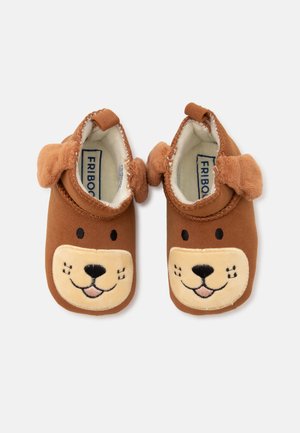 Chaussons bébé doux marron avec des visages de chien souriants, des oreilles tombantes et une doublure intérieure crème sur un fond blanc uni.