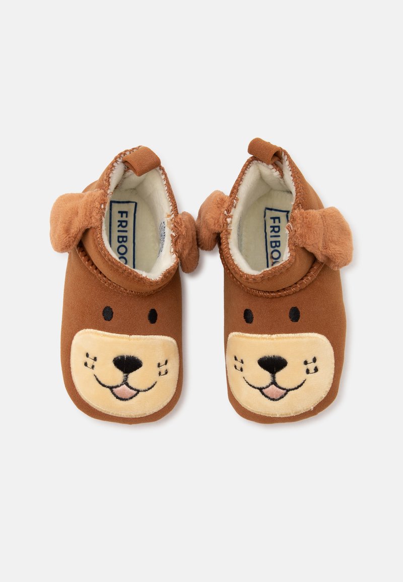 Chaussons bébé doux marron avec des visages de chien souriants, des oreilles tombantes et une doublure intérieure crème sur un fond blanc uni.