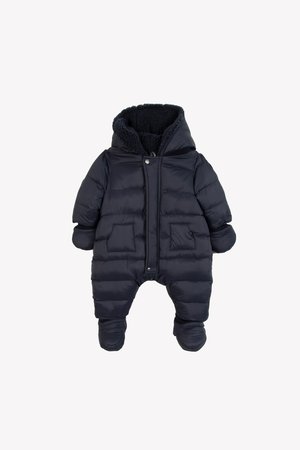 Dunkelblauer Puffer-Schneeanzug mit Kapuze, kuscheligem Futter, Frontreißverschluss, Druckknöpfen und zwei vorderen Taschen. Mit überdeckten Füße und elastischen Bündchen.