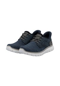 Baskets en maille bleue avec accents gris, semelle blanche flexible, tige texturée et lacets, présentant un design bas.