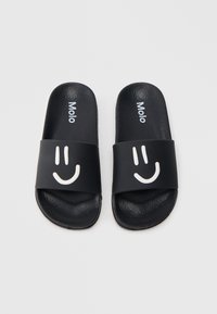 Sandale negre cu talpă joasă, cu o bareta texturată care prezintă un design alb cu față zâmbitoare și numele mărcii "Molo" imprimat în alb.