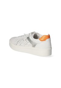 Baskets blanches avec des accents argentés, design texturé et un détail de talon orange. Comprend des lacets et une semelle en caoutchouc blanche.