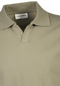Lys khaki slim-fit polo-shirt med klassisk krave, lavet af glat stof. Har en tre-knaps placket og diskrete syninger.