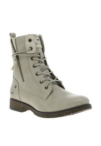 Bottines gris clair en cuir texturé. Les caractéristiques incluent un devant à lacets, une fermeture éclair sur le côté et un petit talon en bois.