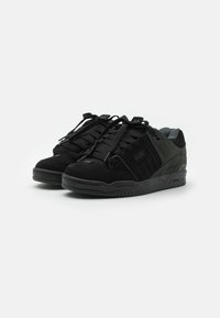 Sorte sneakers med struktureret ruskind og stof, der har en kraftig form, lagdelt design og tykke snørebånd. Akcenter i forskellige nuancer af sort.