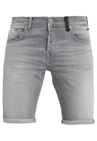 Shorts de denim gris con corte recto, dobladillos vuelta, cinco bolsillos y cierre de botón de metal. Presenta un acabado desgastado y detalles de costura sutiles.