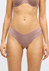 Licht mauve naadloze bikinibroek met een V-vormige tailleband. Zacht, rekbaar materiaal, minimalistisch ontwerp, past bij verschillende lingerie stijlen.