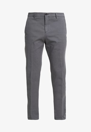 Pantaloni da uomo grigi a taglio dritto con passanti per cintura, chiusura frontale con bottoni e tasche laterali, mostrati su sfondo bianco.