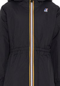 Giacca leggera nera con cappuccio, dotata di zip frontale con strisce multicolori e vita elasticizzata per un look aderente. Logo K-Way in evidenza.