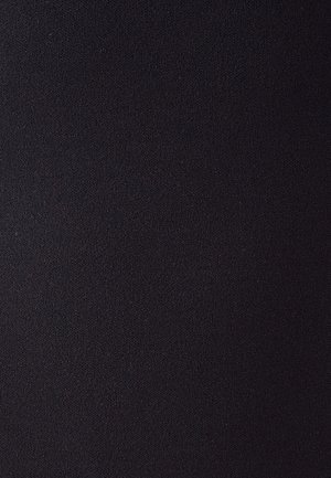 Melnas auduma tekstūra ar gludu apdari un nelielu mirdzumu; viendabīga krāsa bez izteiktām rakstu vai akcentu izmaiņām.