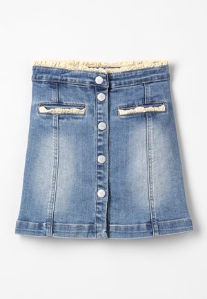 Denimnederdel med en lys blå vask, der har en blød beige imiteret pelsforing, frontknaplukning og to påsat lommer.