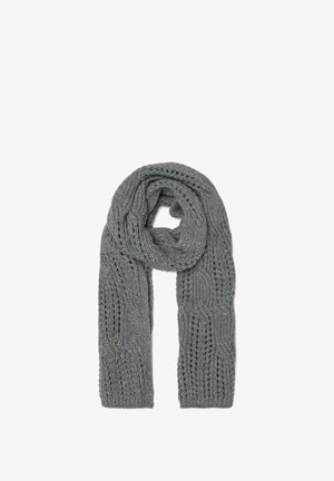 Bufanda de punto gris con un patrón texturizado que presenta detalles de trenzado y tejidos abiertos en toda su extensión. Material suave y forma larga para drapear.