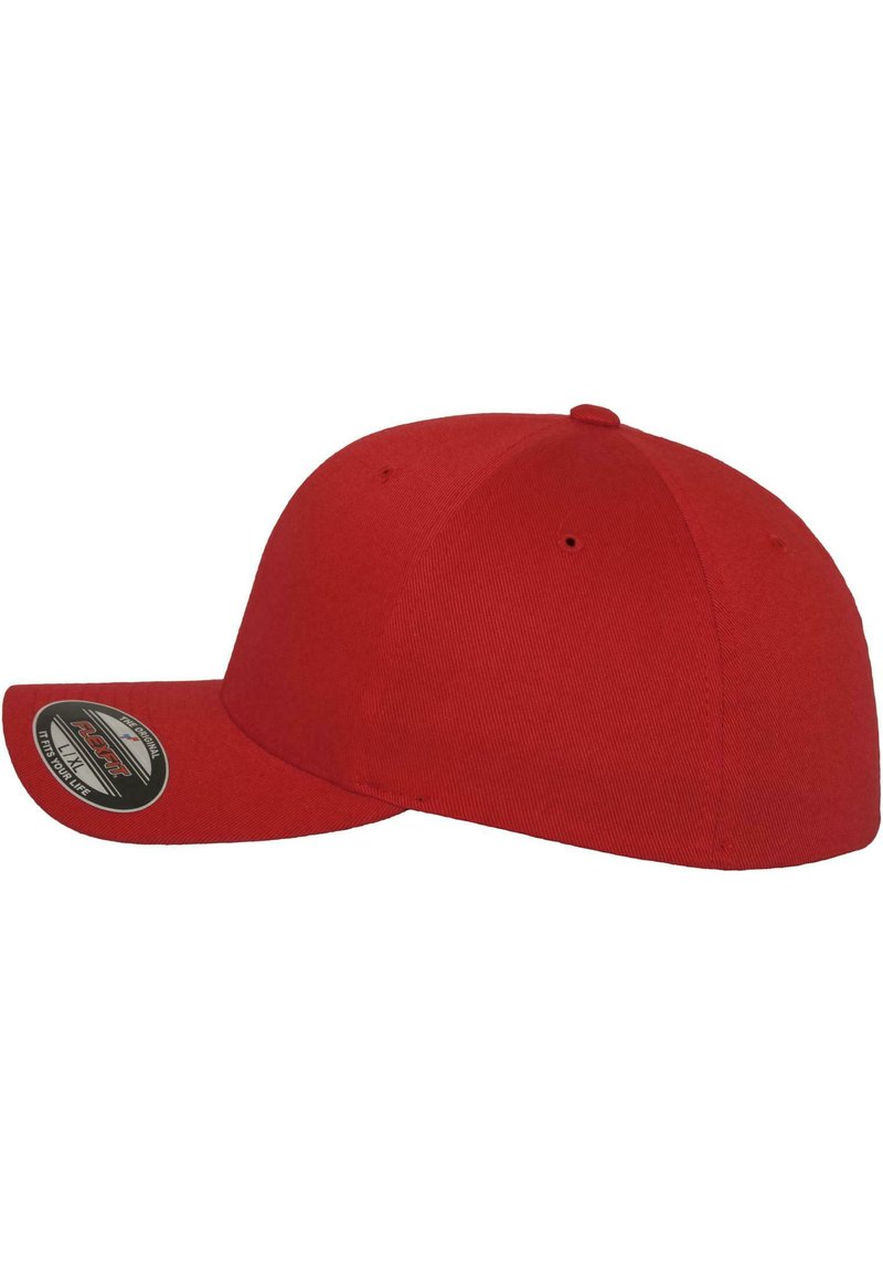 Rød baseballcap med en buet skygge, struktureret krone og tekstureret stof. Har et rundt mærke på venstre side.
